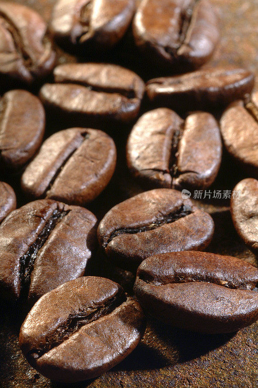 Roasted coffee beans close-up.